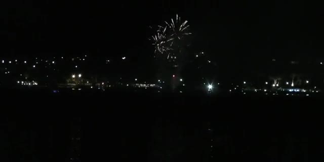 Fuochi d'artificio a Mondello, in migliaia in spiaggia col naso all'insù -  Video - Giornale di Sicilia