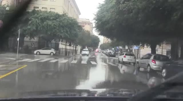 Pioggia E Strade Allagate A Palermo E Mezzi Bloccati Ecco Le Immagini Giornale Di Sicilia